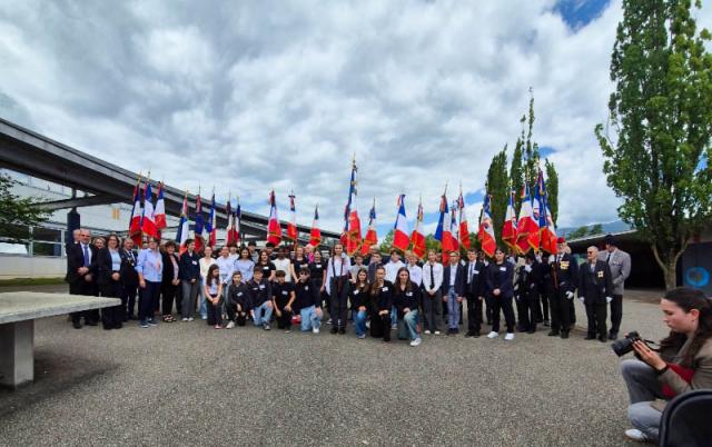 les élèves dans la cour