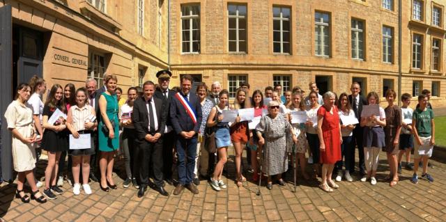 Les lauréats autour de Georgette FONTAINE, résistante