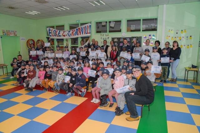 Les élèves avec leurs diplômes