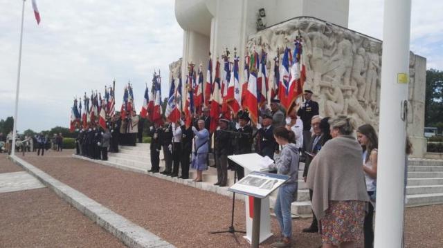 des élèves du collège Anatole France lisent l
