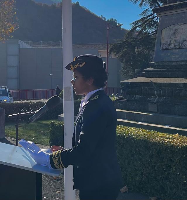 Fabienne Monmarsson lisant le texte de Geneviève Darrieussecq