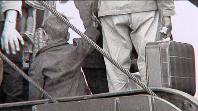 Des familles qui embarquent pour un inconnu lointain (détail de la photographie précédente)