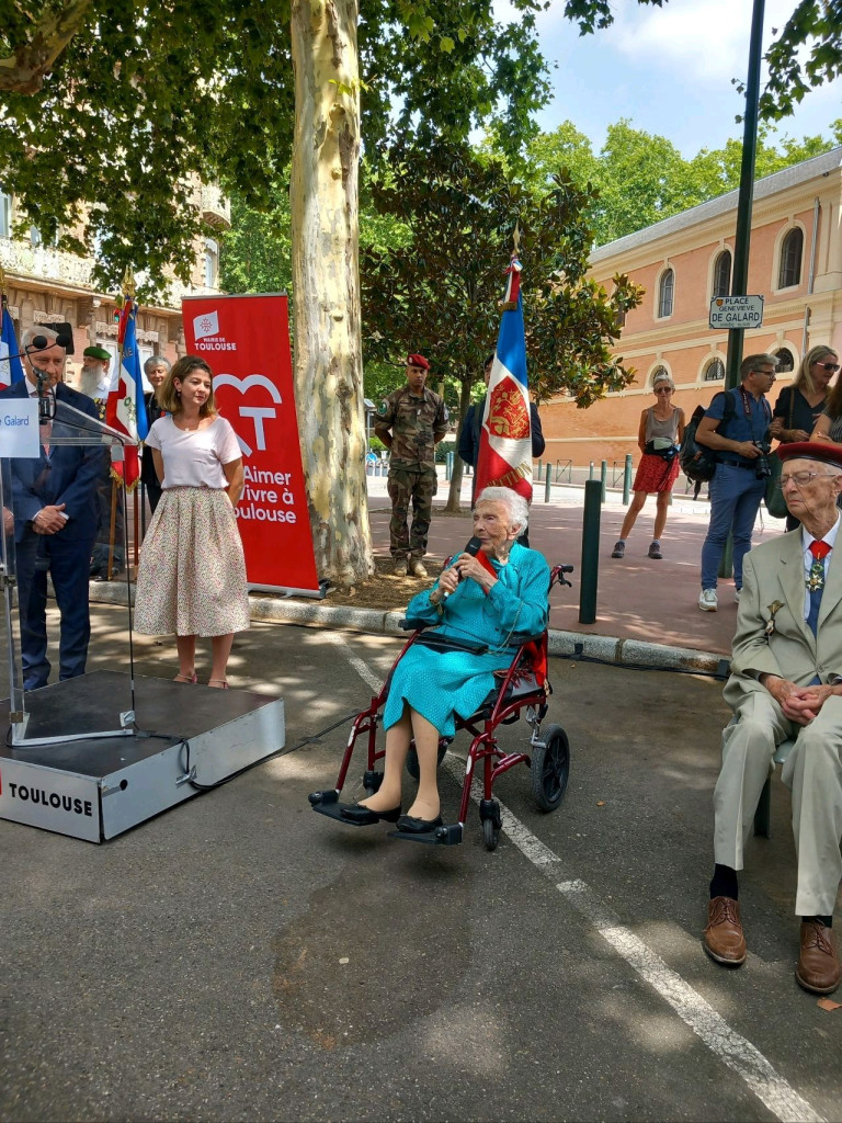 Genevive de Galard évoquant quelques souvenirs au micro devant une place comble.