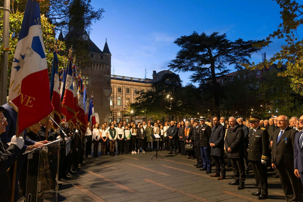 Moment solennel devant la plaque en hommage au général de Gaulle.