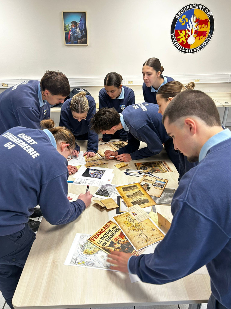 Les jeunes cadets recherchant des indices
