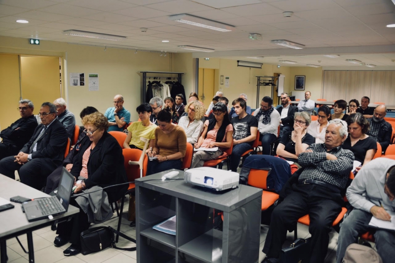 Une salle pleine écoutant la présentation de l'exposition "Guerre d'Algérie. Histoire commune, mémoires partagées ?"