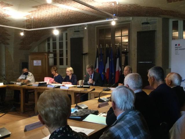 S&eacute;ance en cours, le pr&eacute;fet des Ardennes, la directrice g&eacute;n&eacute;rale, la directrice d&eacute;partementale
