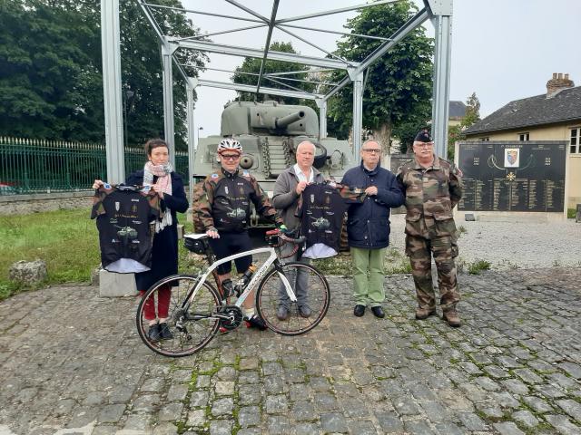 Jean-René MALFILÂTRE lors de son départ d'Alençon, entouré par les représentants de la Ville d'Alençon, la directrice du service départemental de l'ONACVG et le délégué militaire départemental